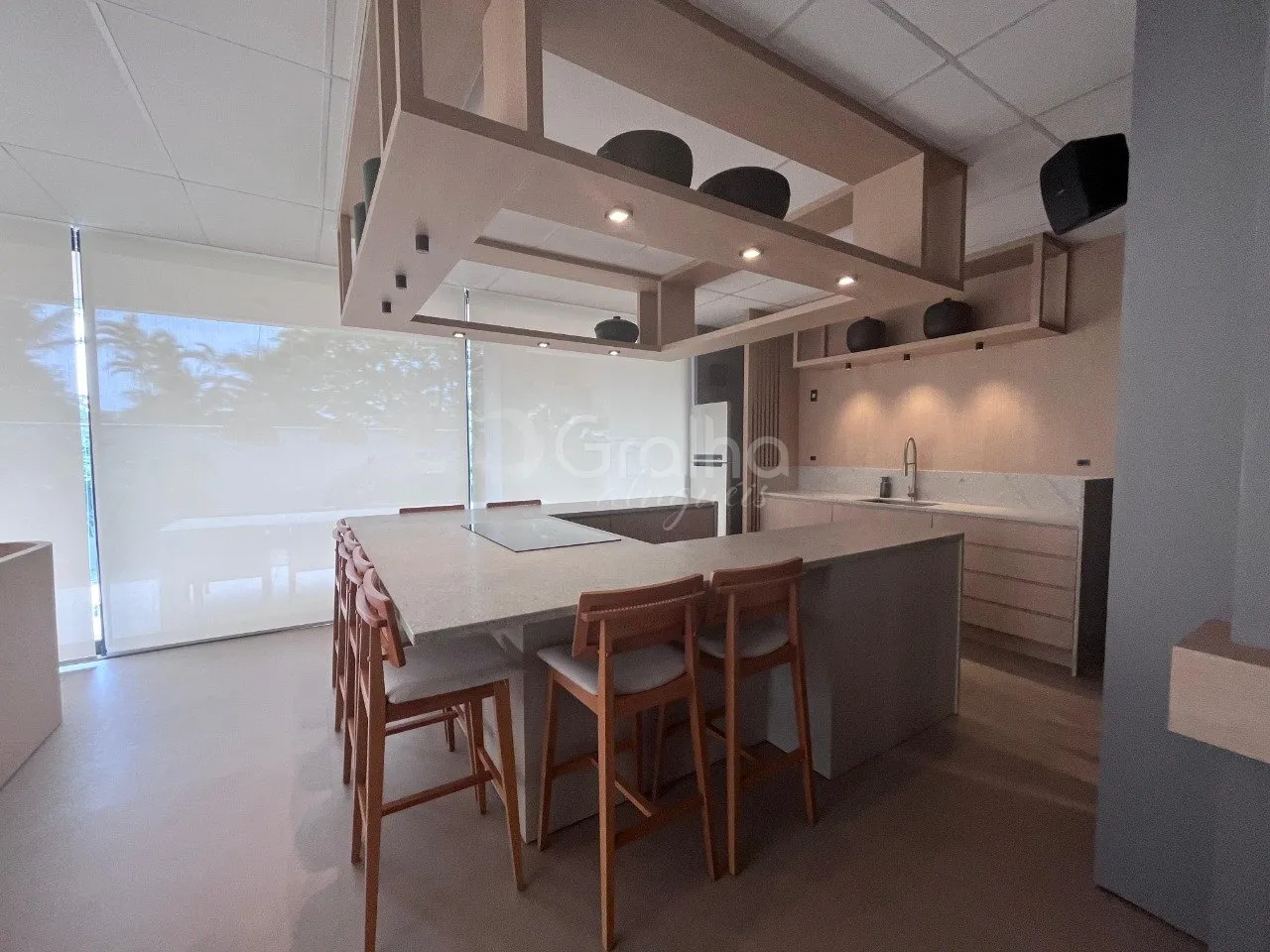 Floor-to-ceiling windows in a one-bedroom apartment, 80 m² — photo 12