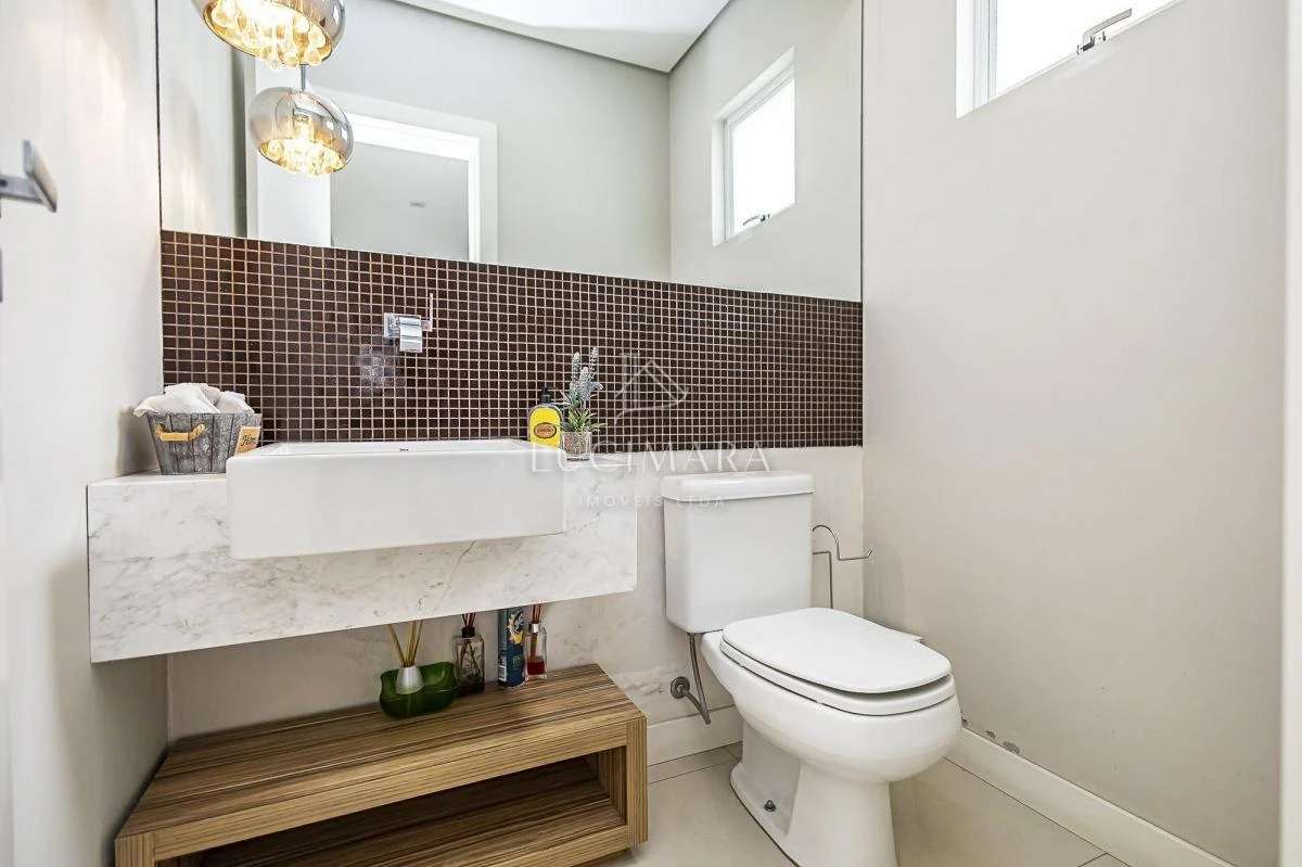 Bathtub in a 4-bedroom house, 400 m² — photo 26