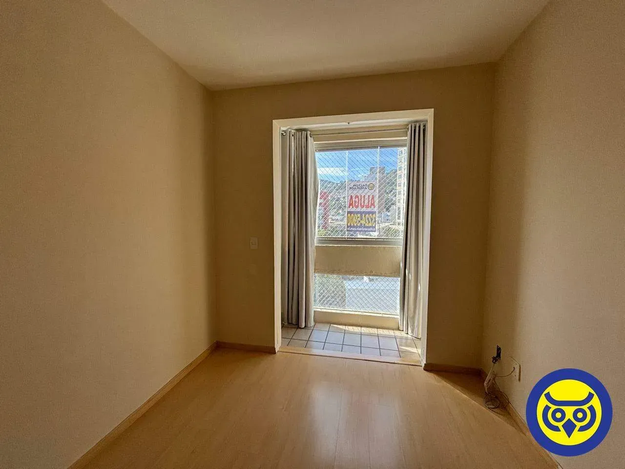 One-bedroom apartment with wood or laminate floors — photo 15