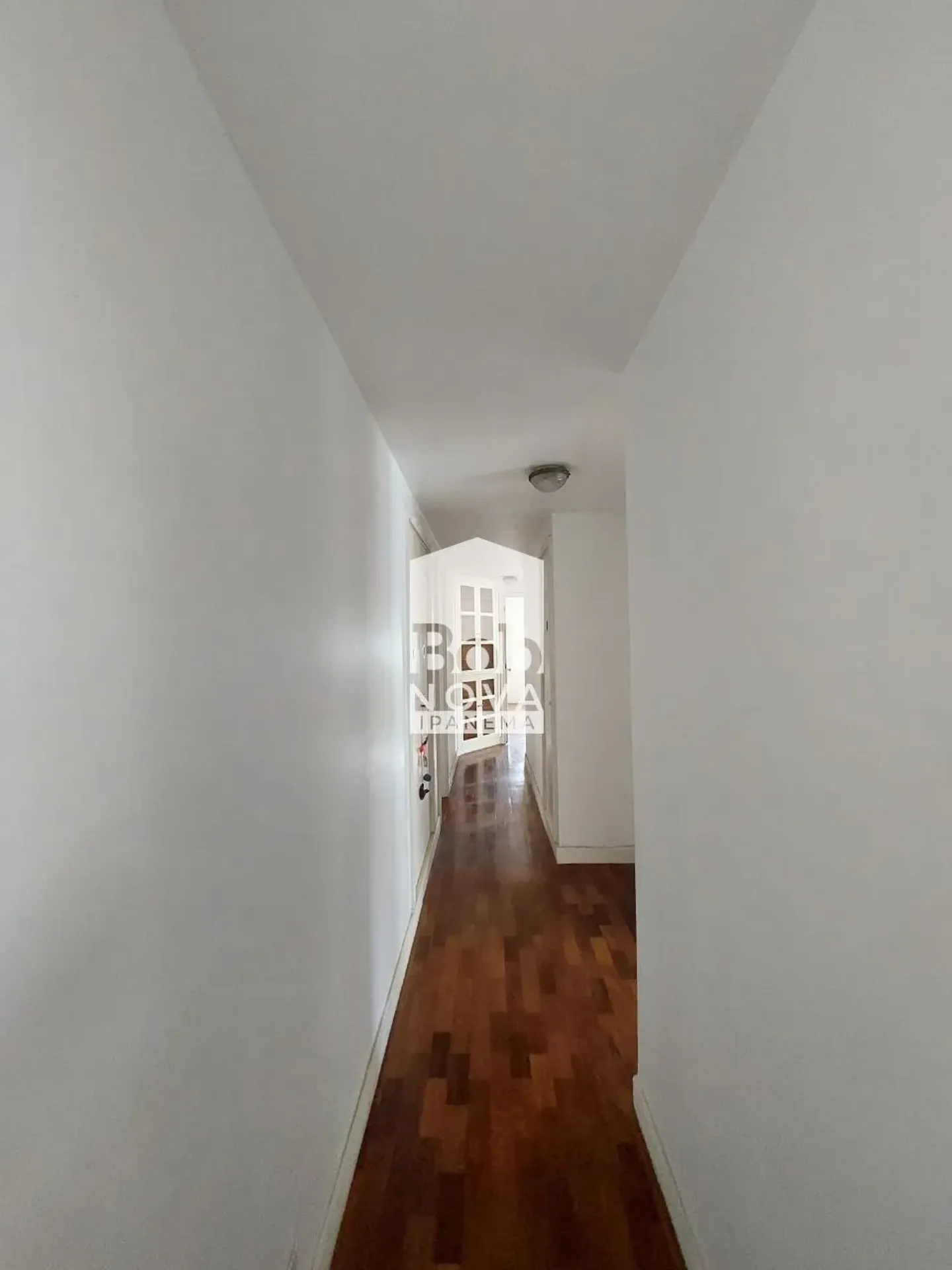 Unfurnished 161 m² apartment with a closed kitchen — photo 36