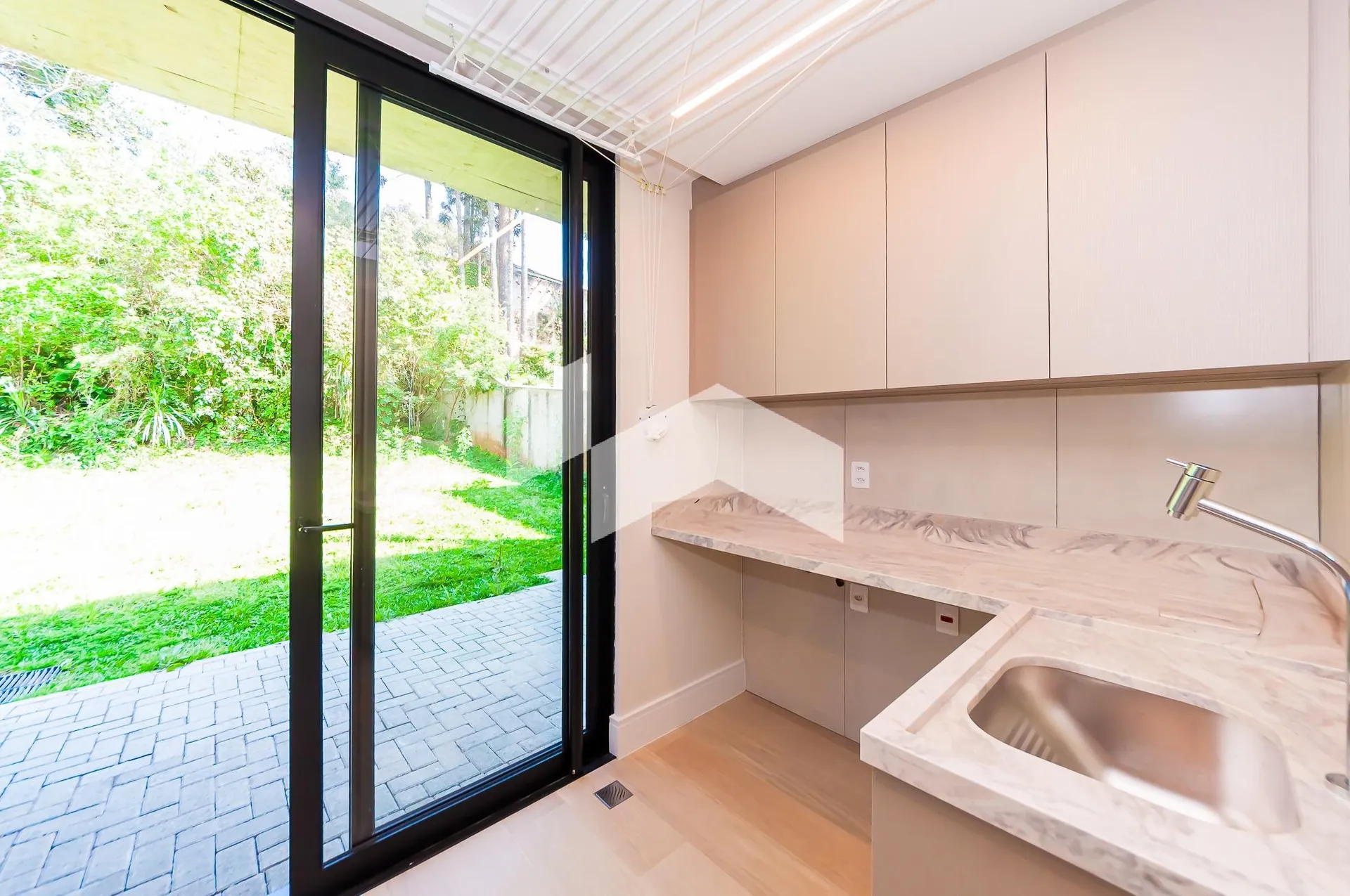 3-bedroom house with a bathtub — photo 26