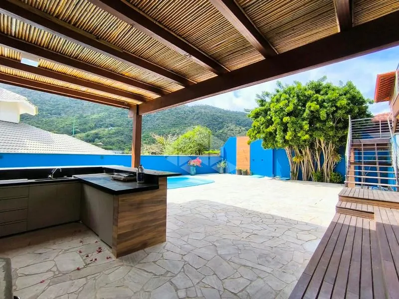 4-bedroom house with floor-to-ceiling windows — photo 23