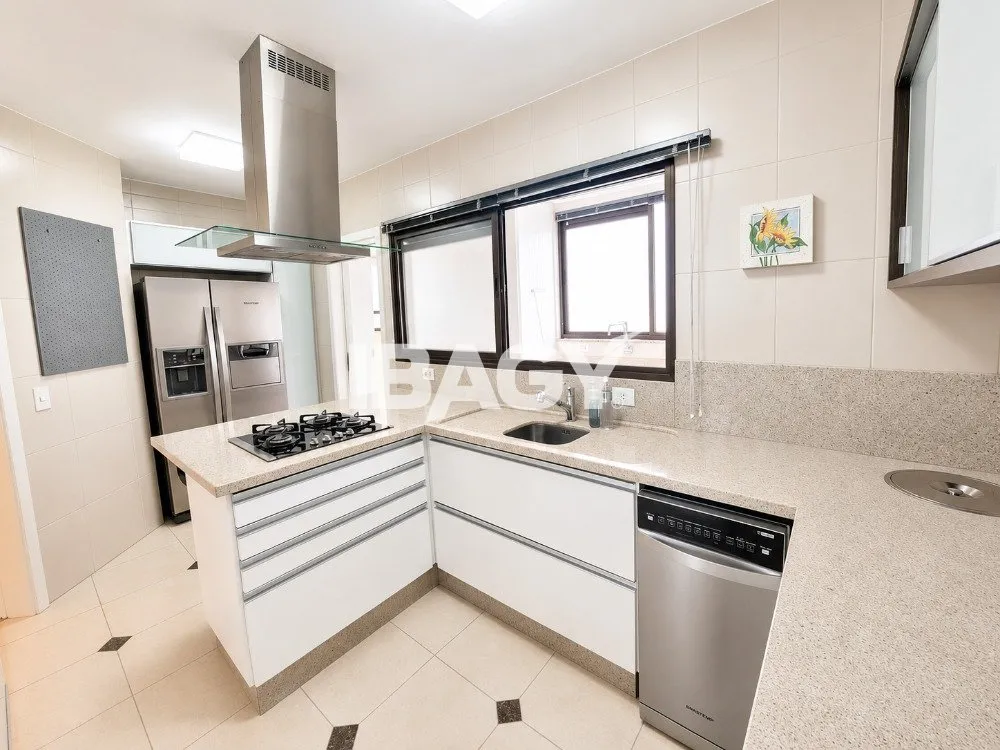 Furnished apartment with 2 en-suite bedrooms and 2 parking — photo 6