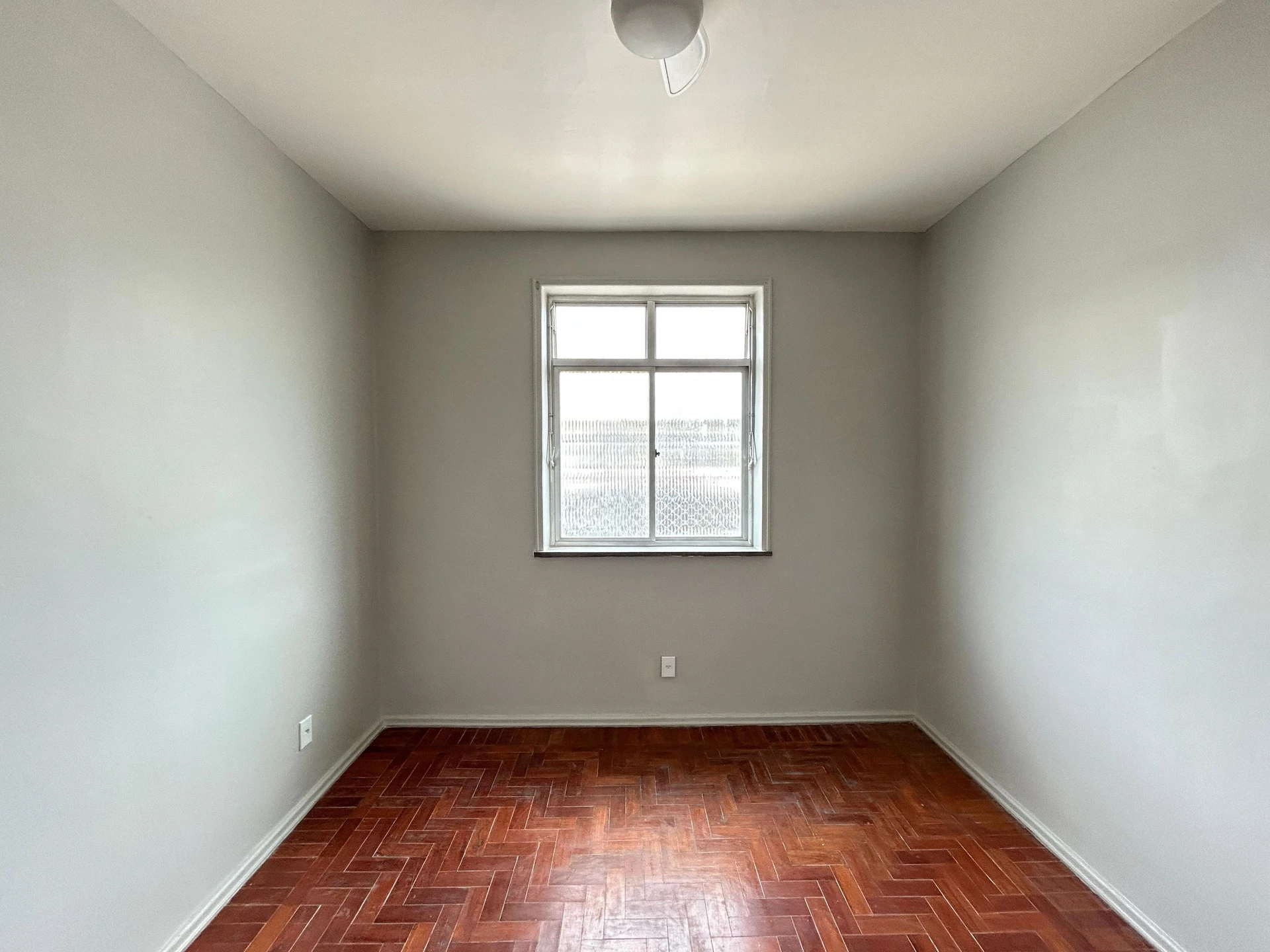Casa de 2 quartos com piso de madeira ou laminado — photo 18