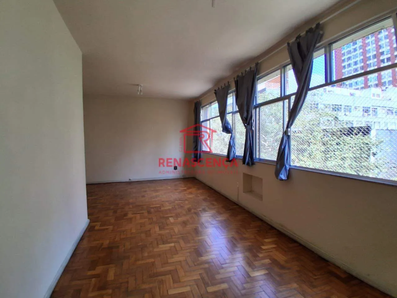 Walk-in closet in a 3-bedroom apartment, 130 m² — photo 11