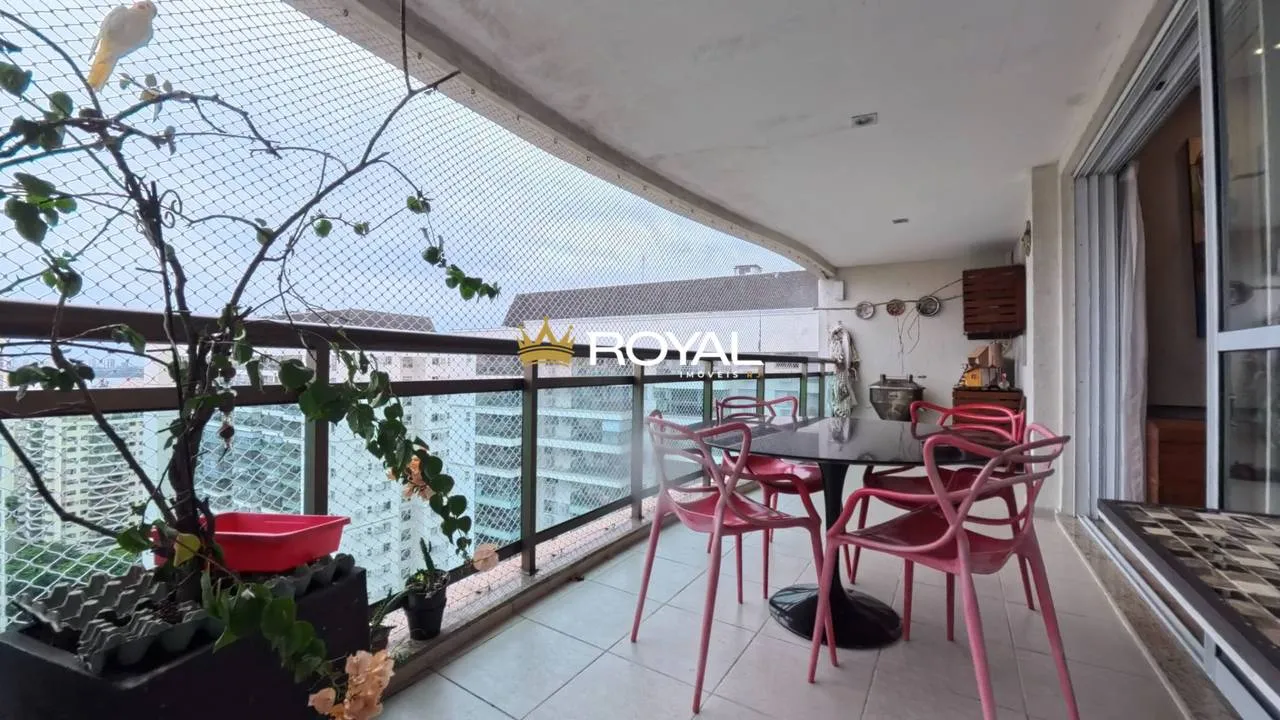 4-bedroom apartment in a building with a pool — photo 14