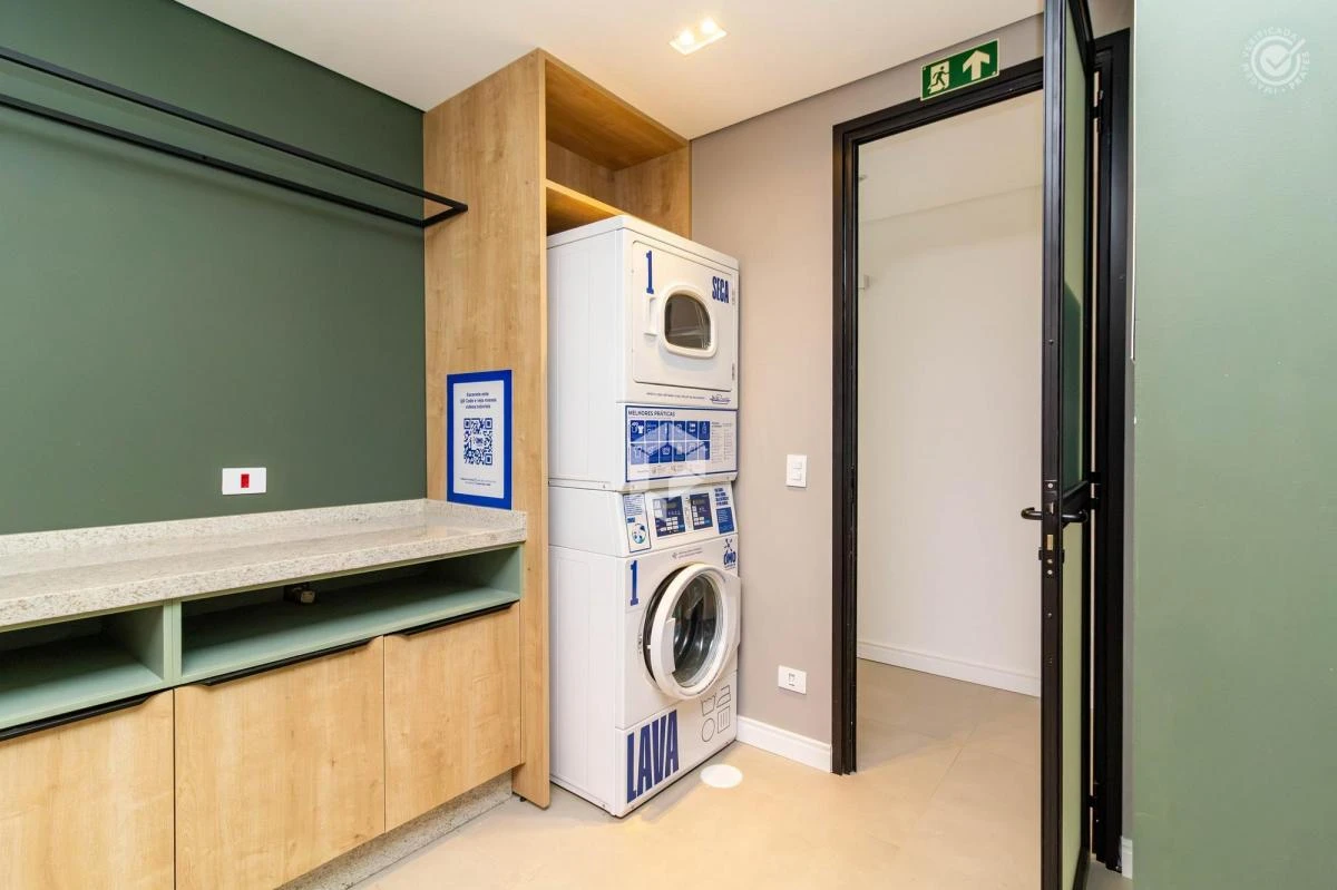One-bedroom apartment in a building with a gym — photo 12
