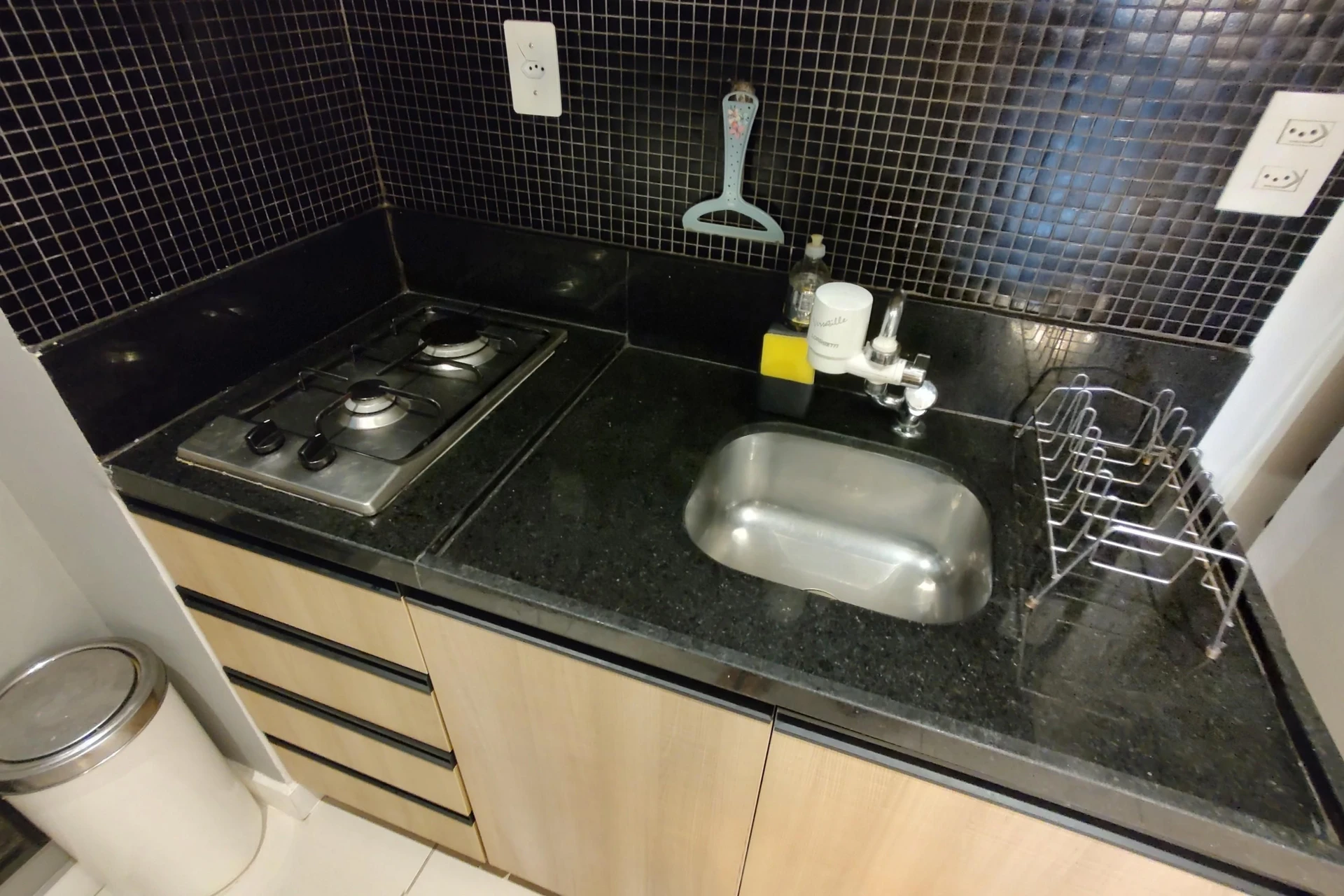 Furnished 1-bedroom apartment with an open-plan kitchen — photo 26