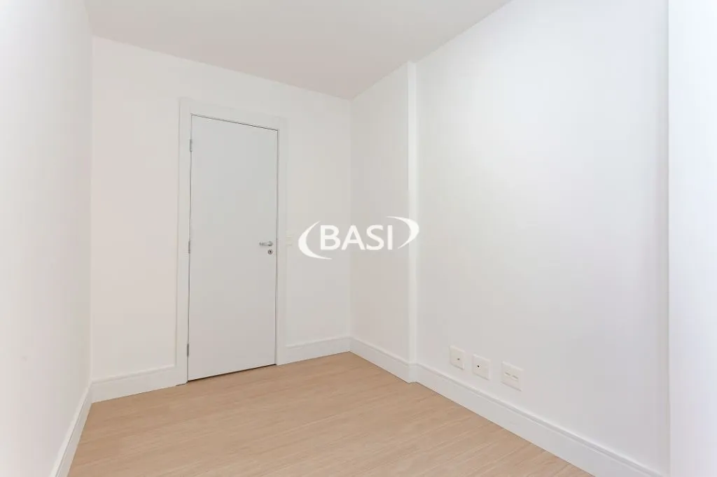 Glass-enclosed balcony in a 3-bedroom apartment, 80 m² — photo 30