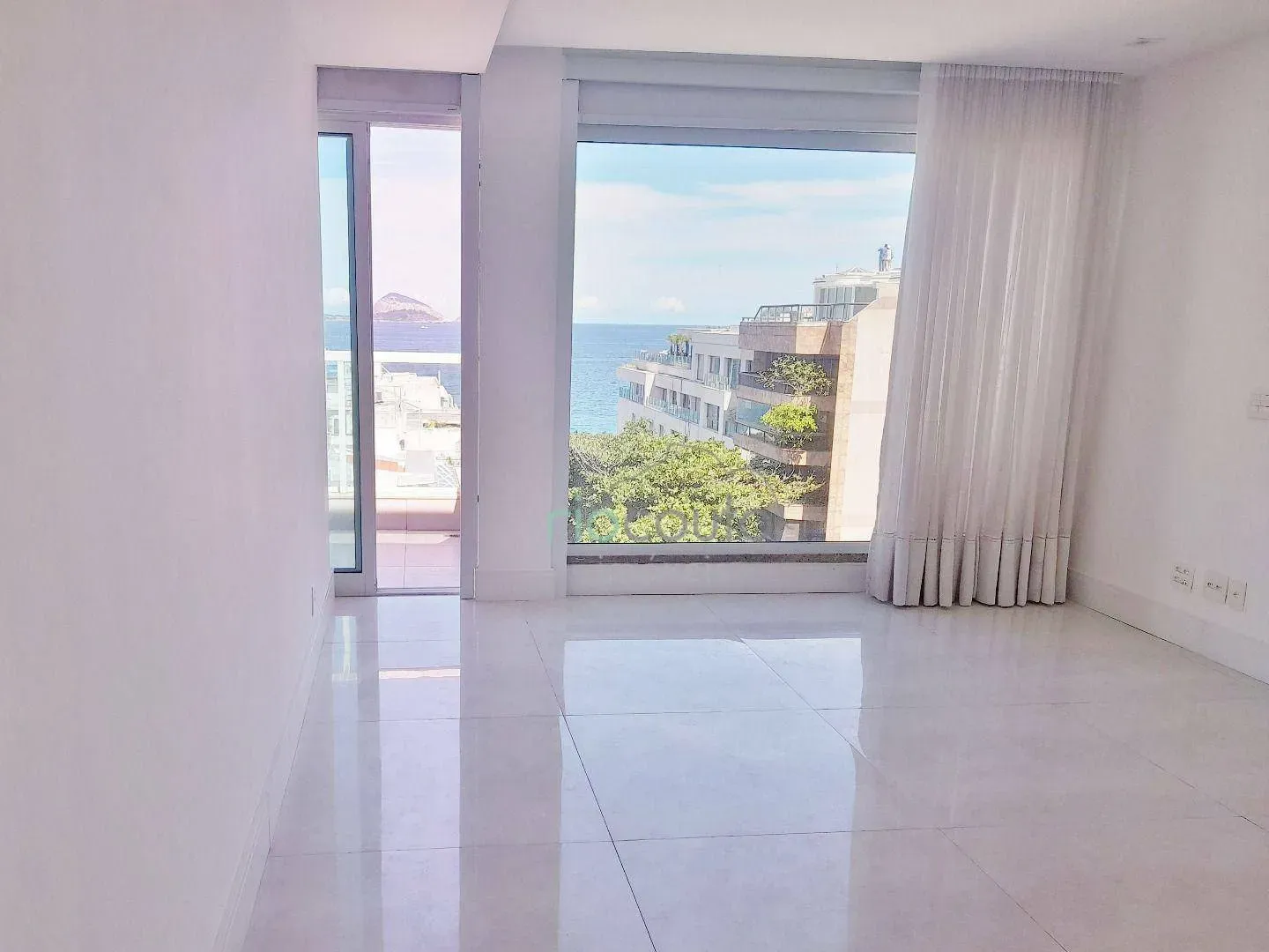 Apartment with 4 bedrooms and a balcony — photo 25