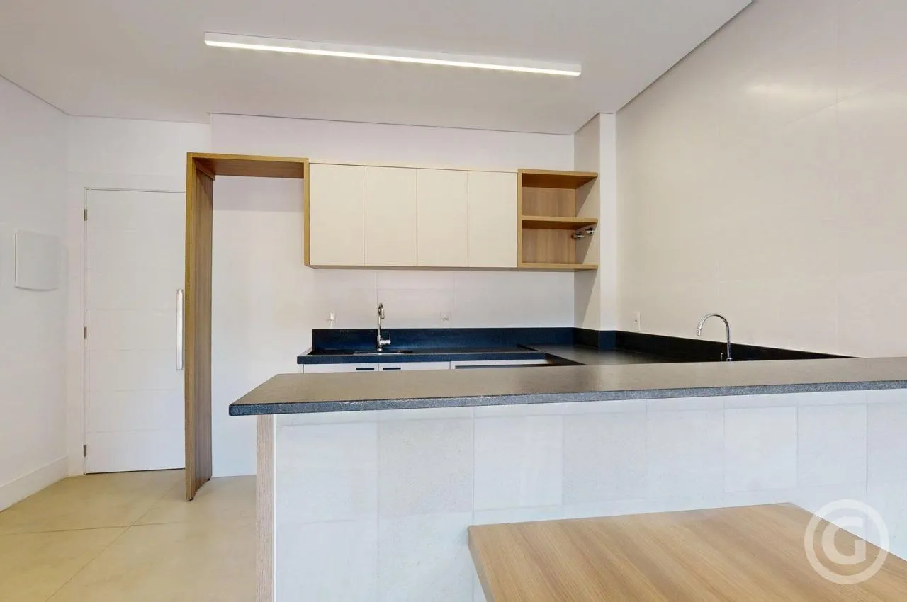 Apartment with 2 bedrooms and a glass-enclosed balcony — photo 2