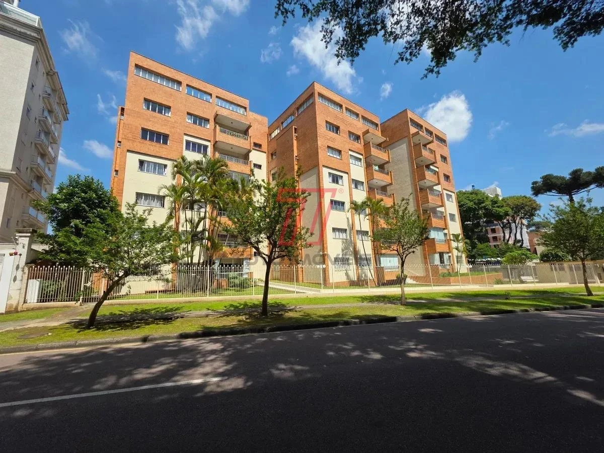 3-bedroom apartment with a bathtub in Curitiba — photo 17