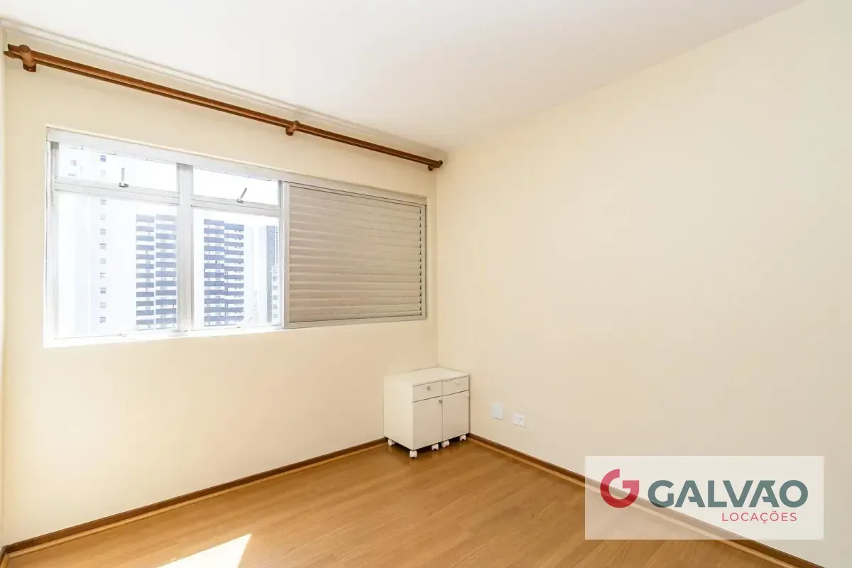 Glass-enclosed balcony in a 3-bedroom apartment, 116 m² — photo 5