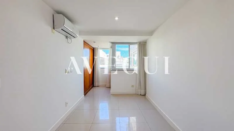 197 m² apartment with 4 bedrooms and a glass balcony — photo 23