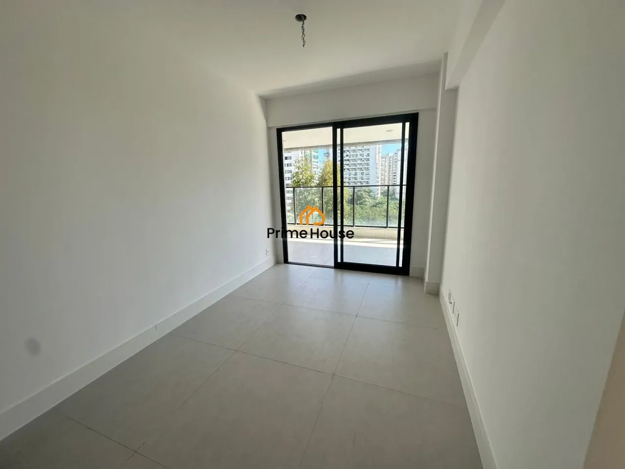 3-bedroom apartment with 3 bathrooms and a balcony — photo 4