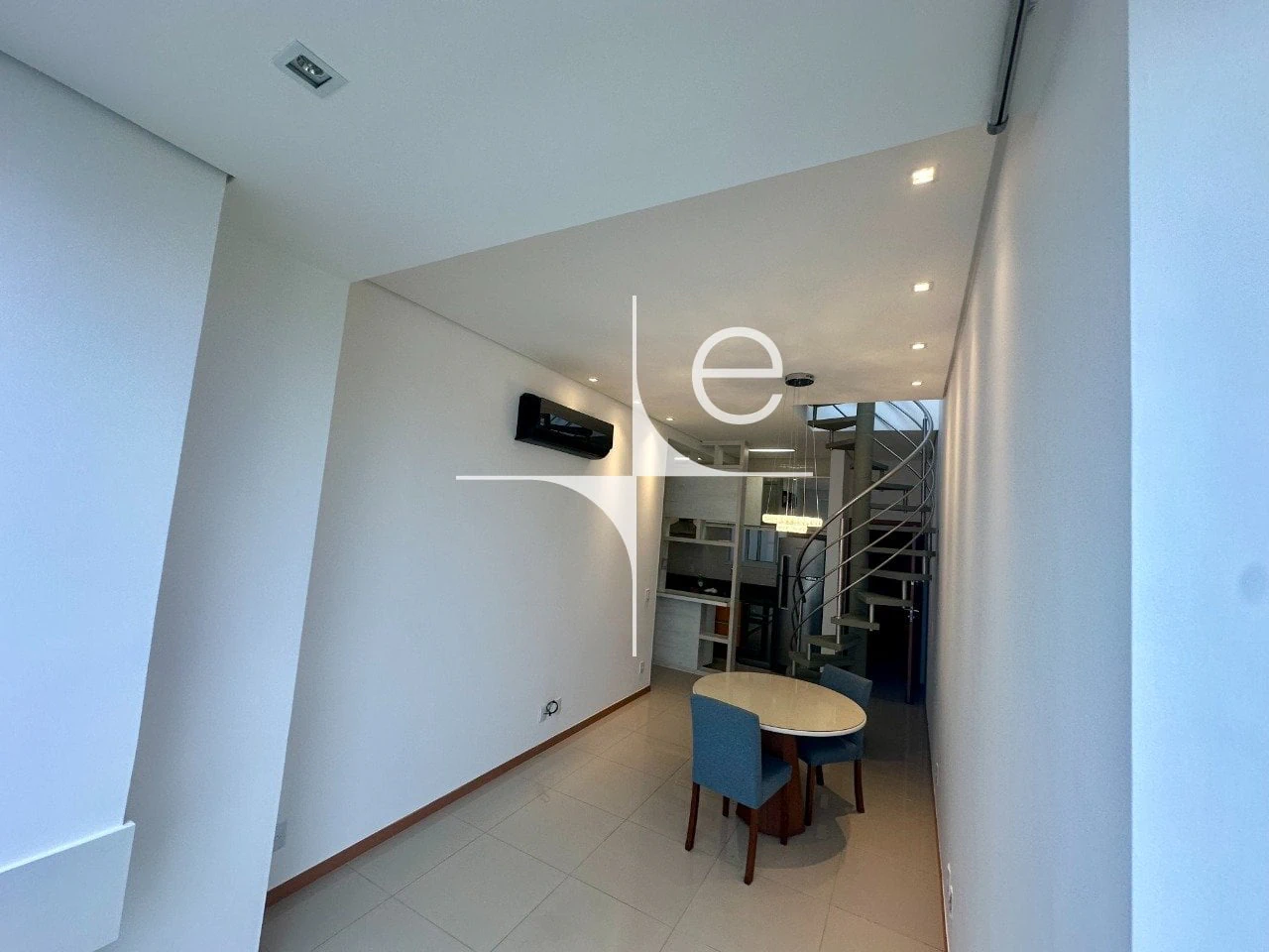 Walk-in closet in a 2-bedroom apartment, 98 m² — photo 12