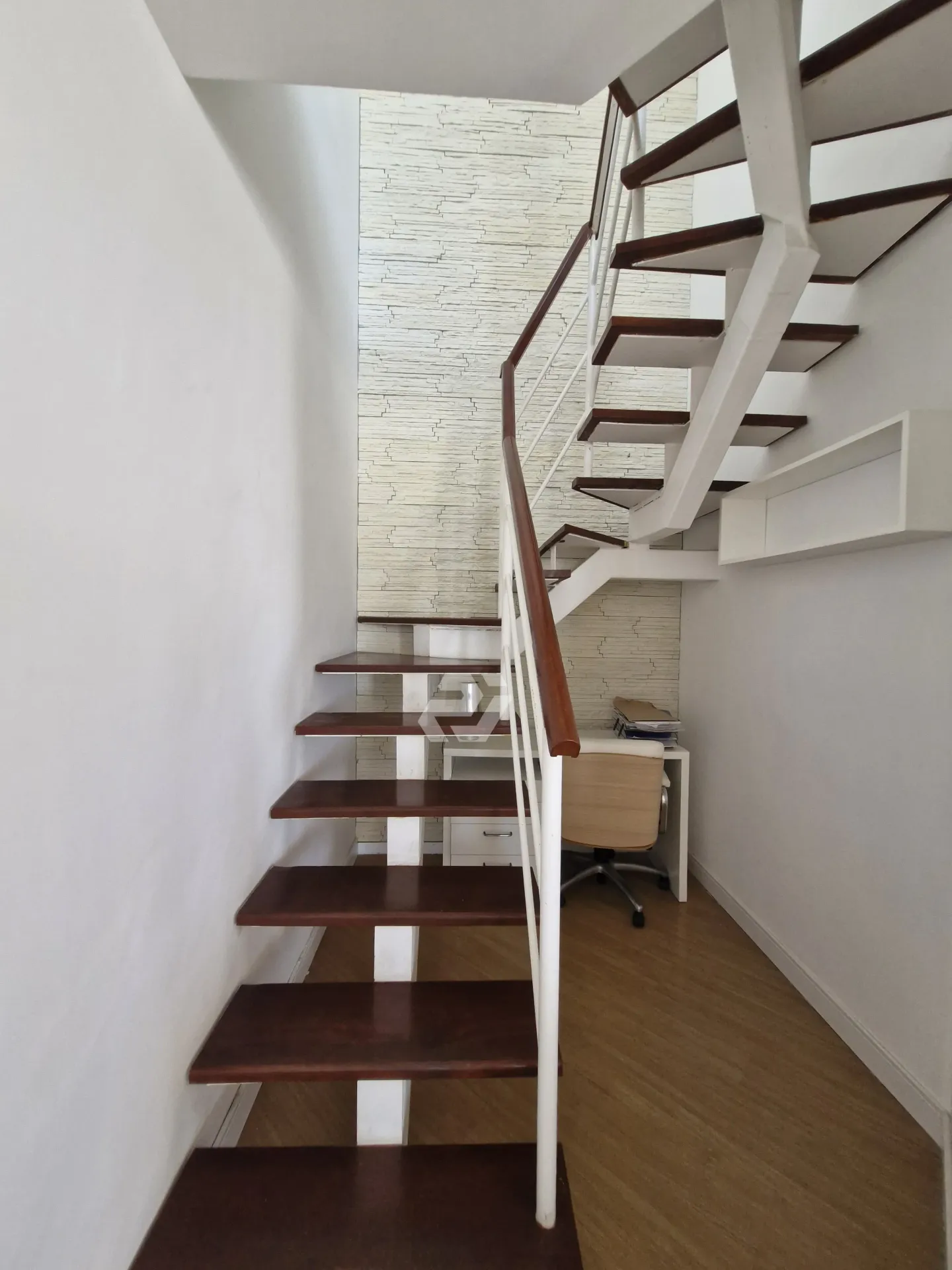 Furnished 4-bedroom apartment with building pool — photo 34