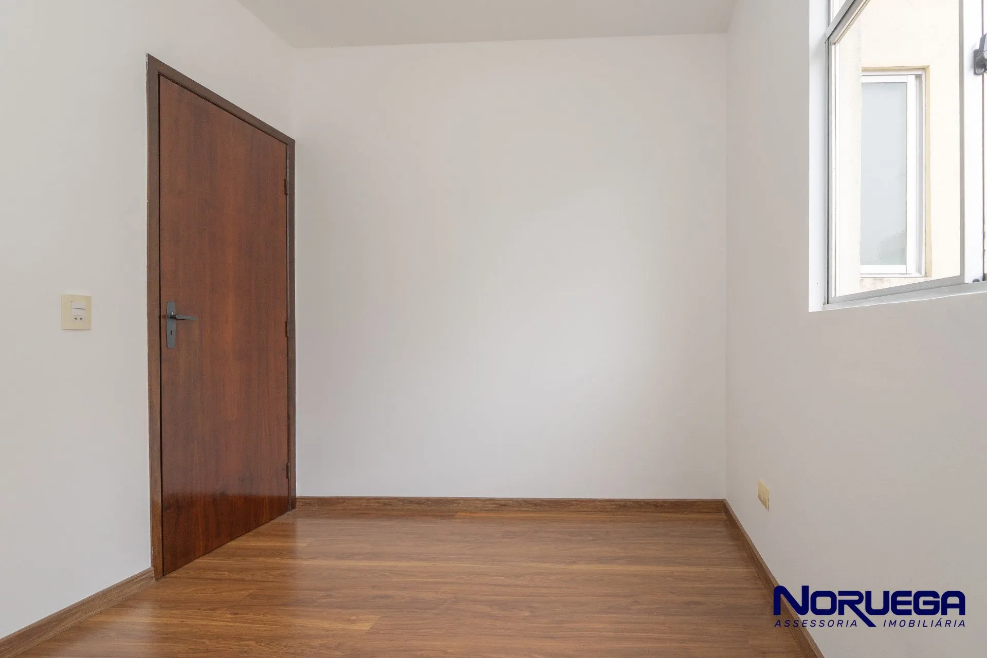Wood or laminate floors in a 2-bedroom apartment, 103 m² — photo 9