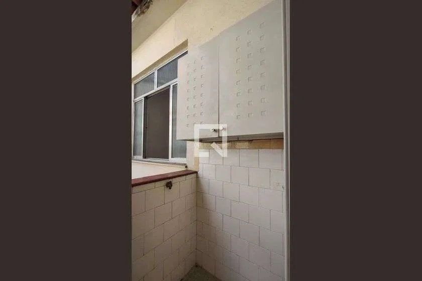 One-bedroom apartment with wood or laminate floors — photo 21