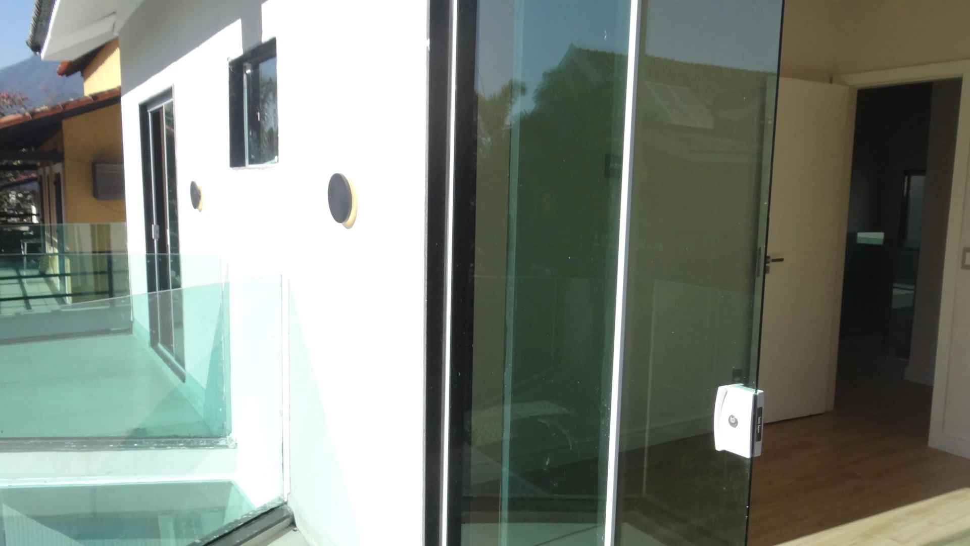 Casa de 384 m² com janelas do piso ao teto e varanda gourmet — photo 122