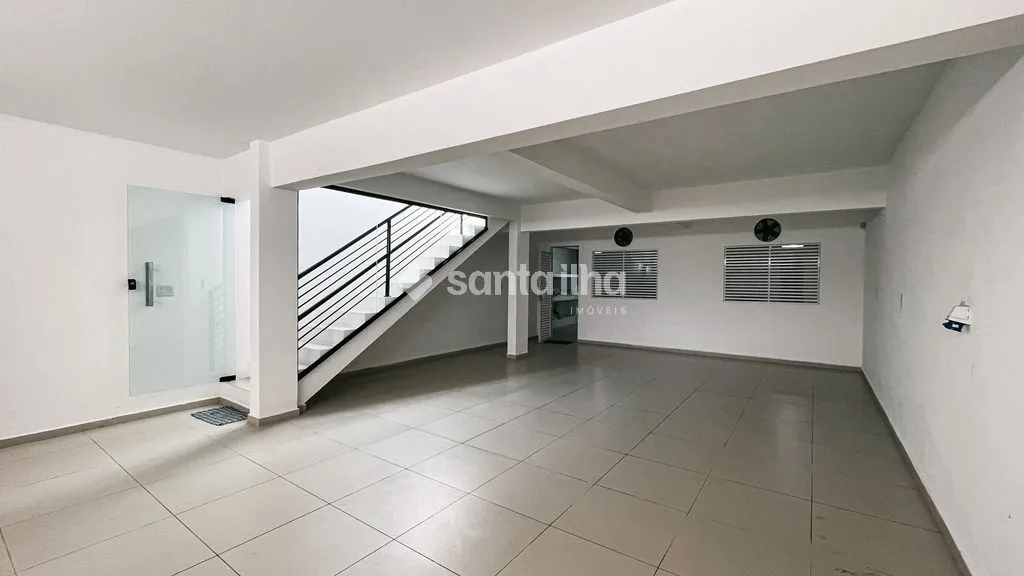 5-bedroom house with a water view