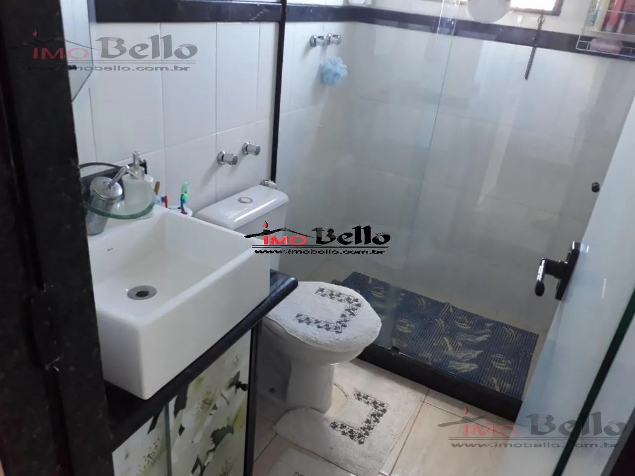 Casa com 3 suítes e 400 m², piso de madeira na sala — photo 9