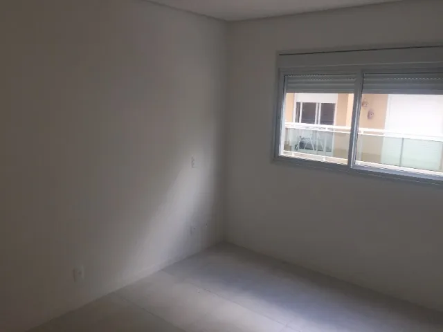 Balcony with a grill in a 2-bedroom apartment, 75 m² — photo 4