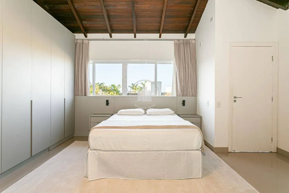 House with 6 en-suite bedrooms, 800 m² and 4 parking spots — photo 15