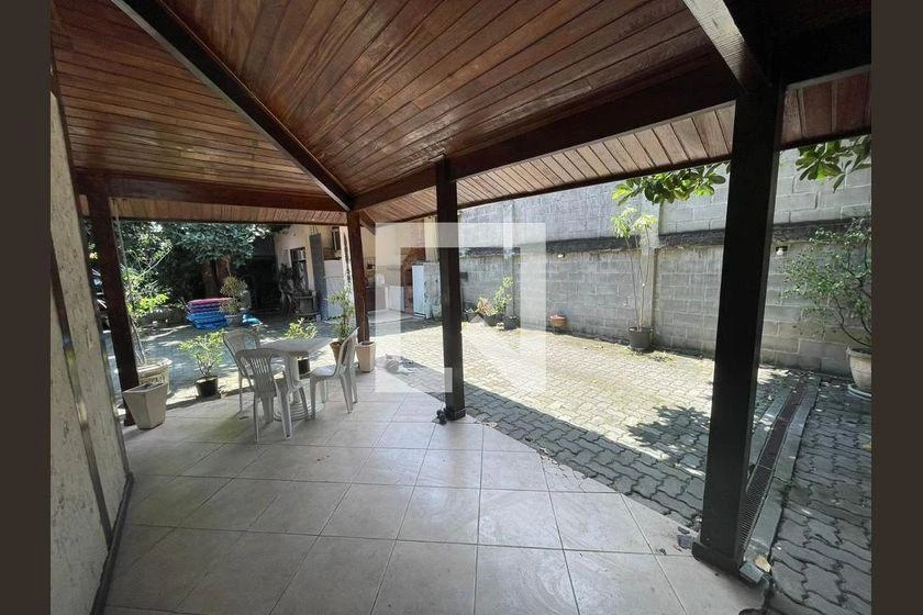 Облаштований будинок 245 м² з 4 спальнями та грилем на балконі — photo 23