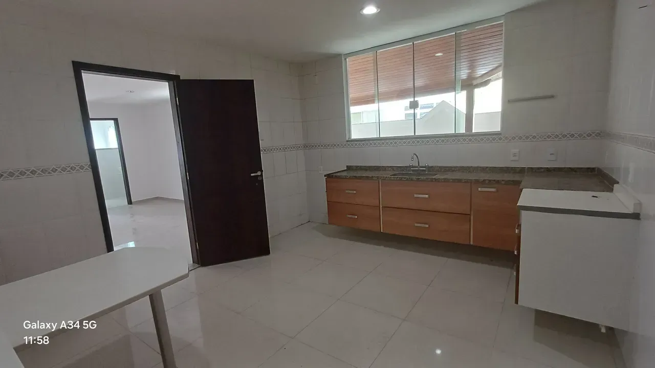 House with 3 bedrooms and 4 bathrooms, 2 parking spots — photo 2