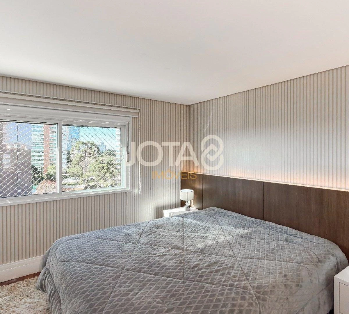 Furnished 4-bedroom apartment with open-plan kitchen — photo 14
