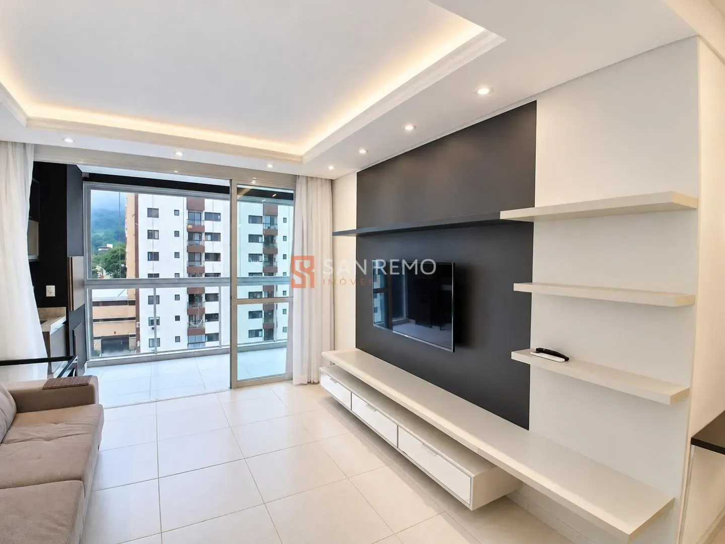 Glass-enclosed balcony in a 3-bedroom apartment, 120 m² — photo 3