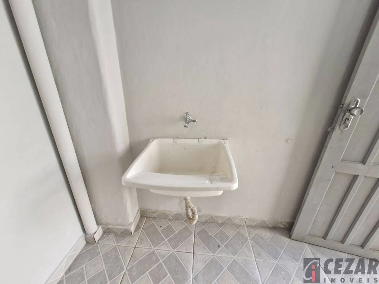 Unfurnished house with 2 bedrooms and a laundry area — photo 19