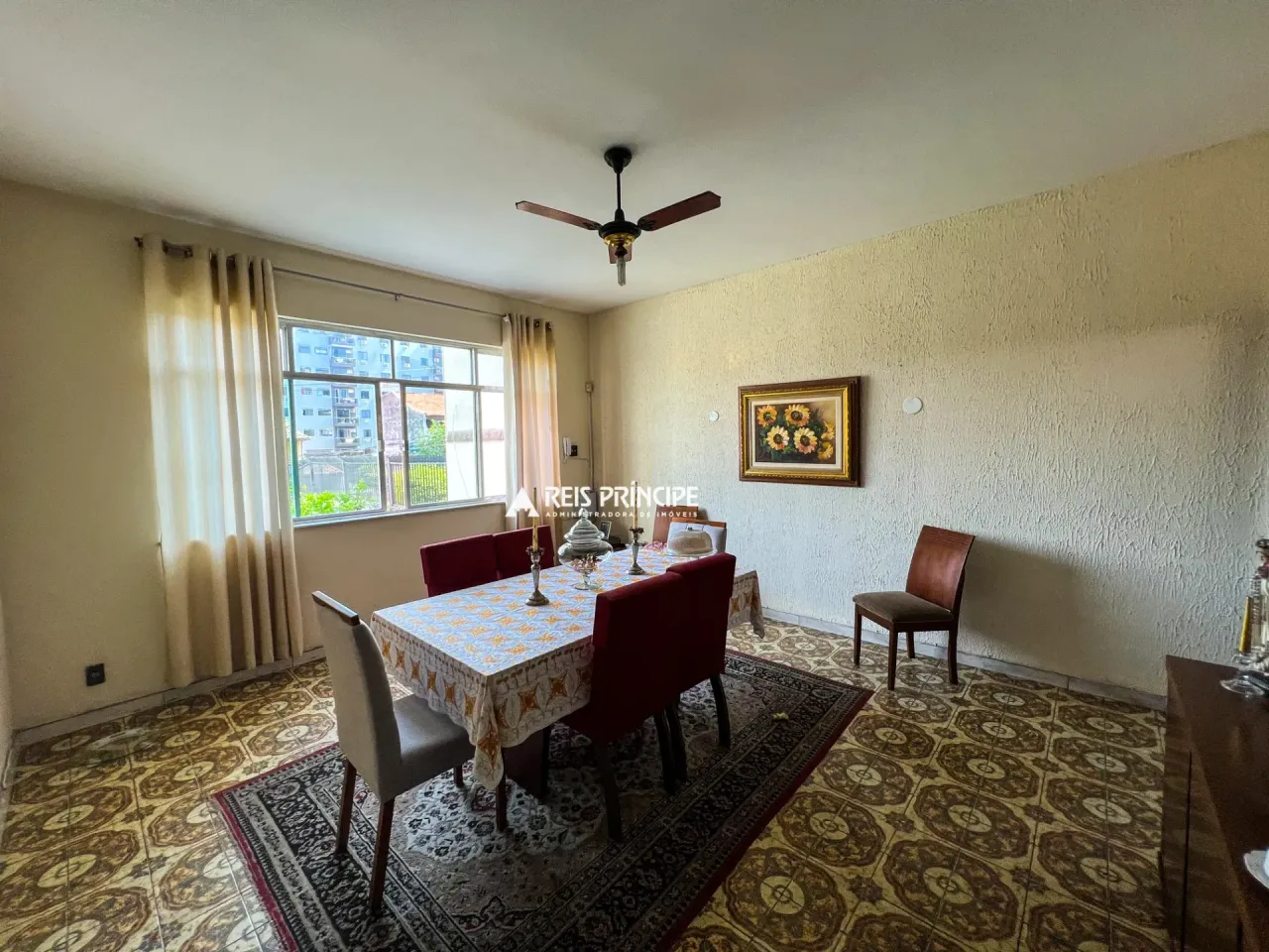 House with 4 bedrooms and a gas stove kitchen — photo 17