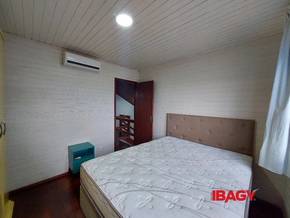 2-bedroom house with a mountain view in Florianópolis — photo 9