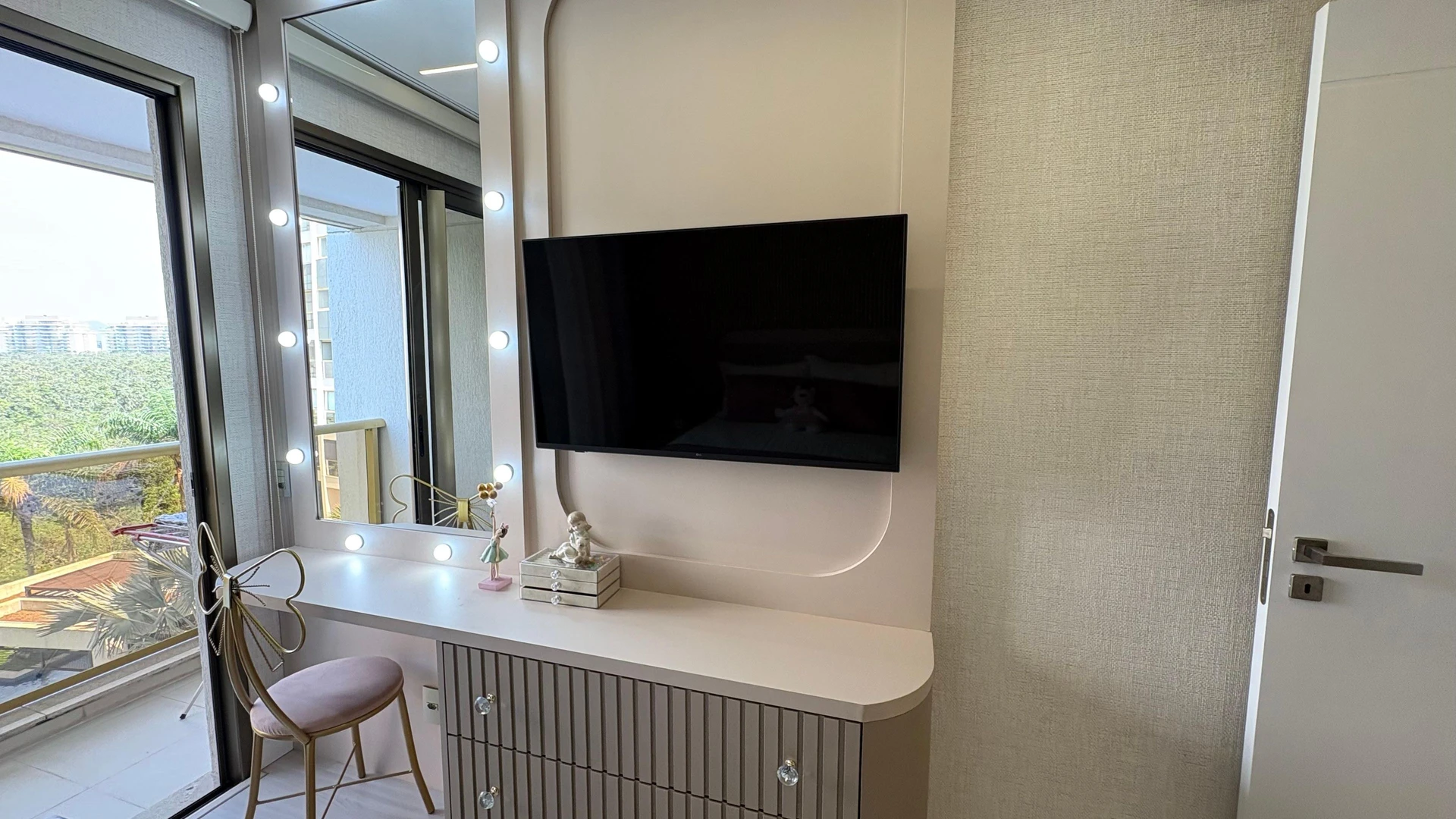 Jacuzzi in a 5-bedroom apartment, 217 m² — photo 80