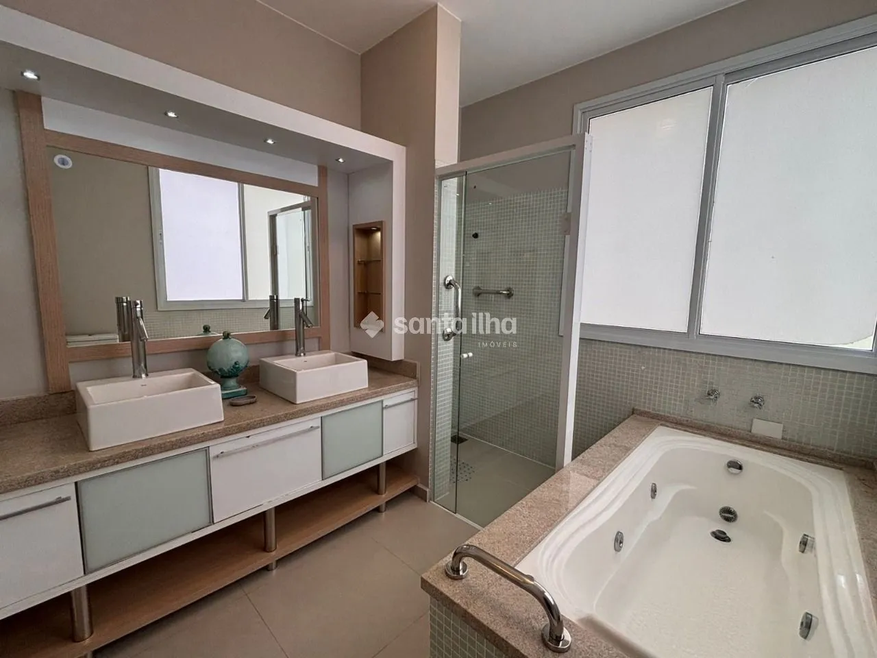 5-bedroom house with a water view — photo 23