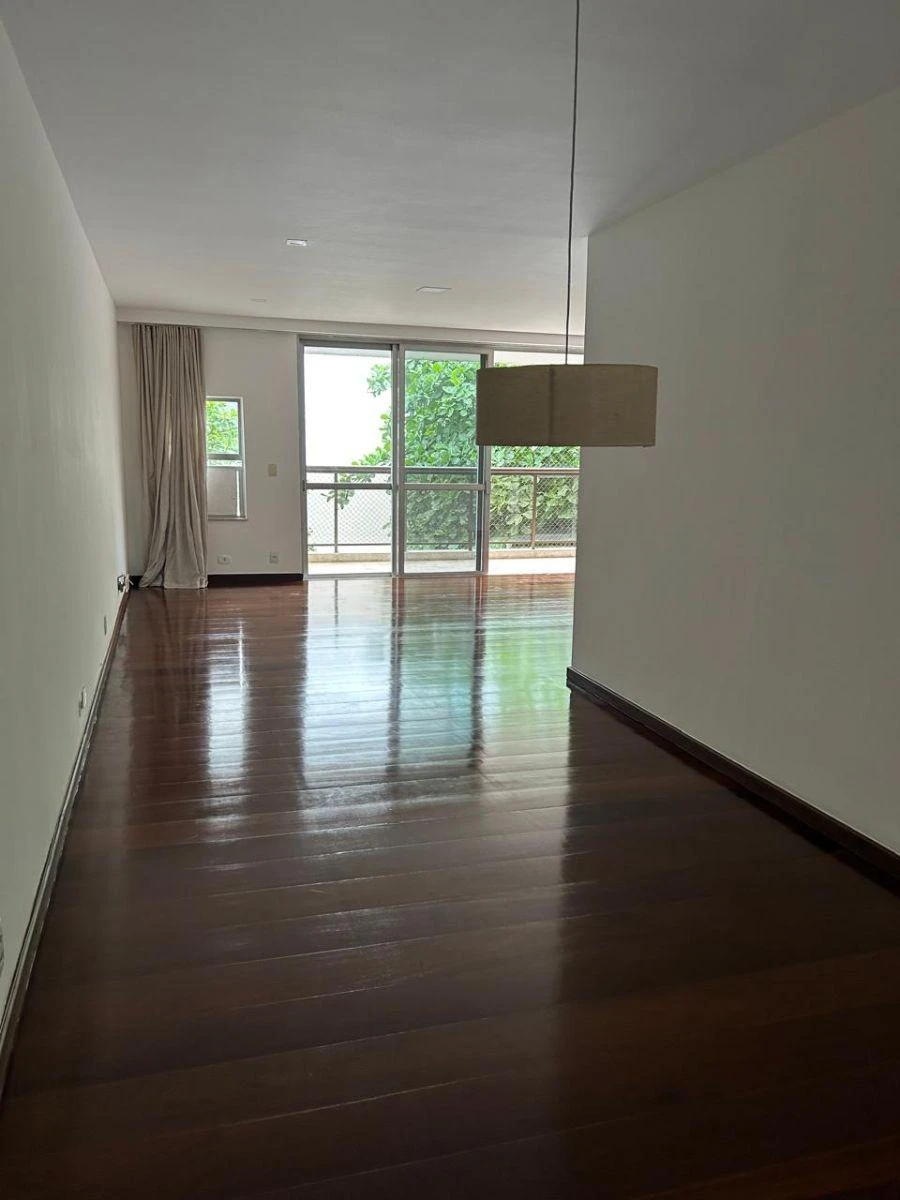 4-bedroom apartment with a walk-in closet — photo 5