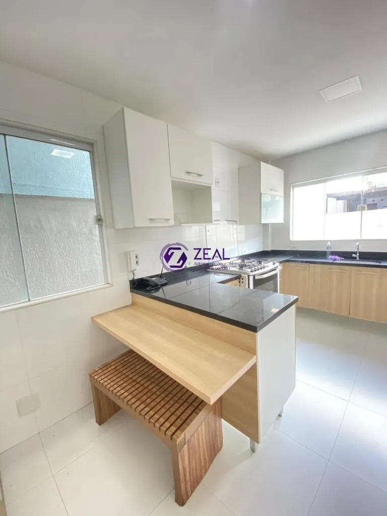 Balcony with a grill in a 4-bedroom house, 278 m² — photo 21
