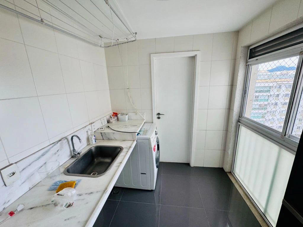 Furnished 3-bedroom apartment with an outdoor pool — photo 17