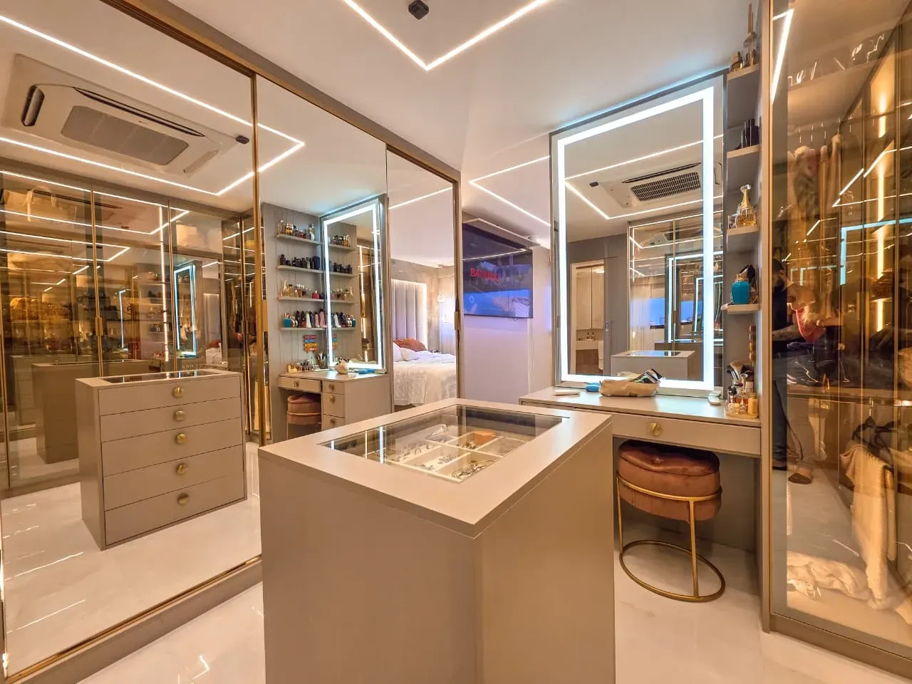 Bathtub in a 3-bedroom apartment, 240 m² — photo 13