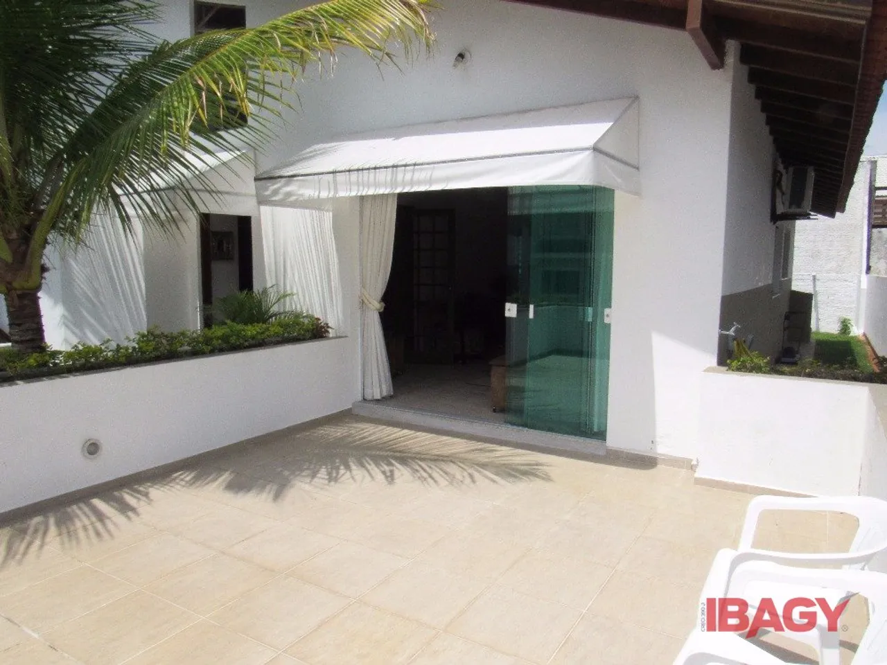 House with 4 bedrooms, 2 bathrooms and laundry area