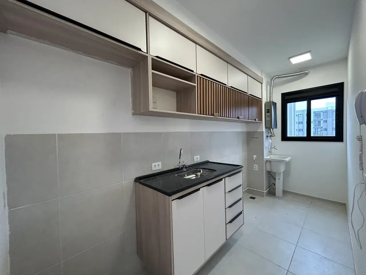 2-bedroom apartment with 1 parking spot and open kitchen — photo 6