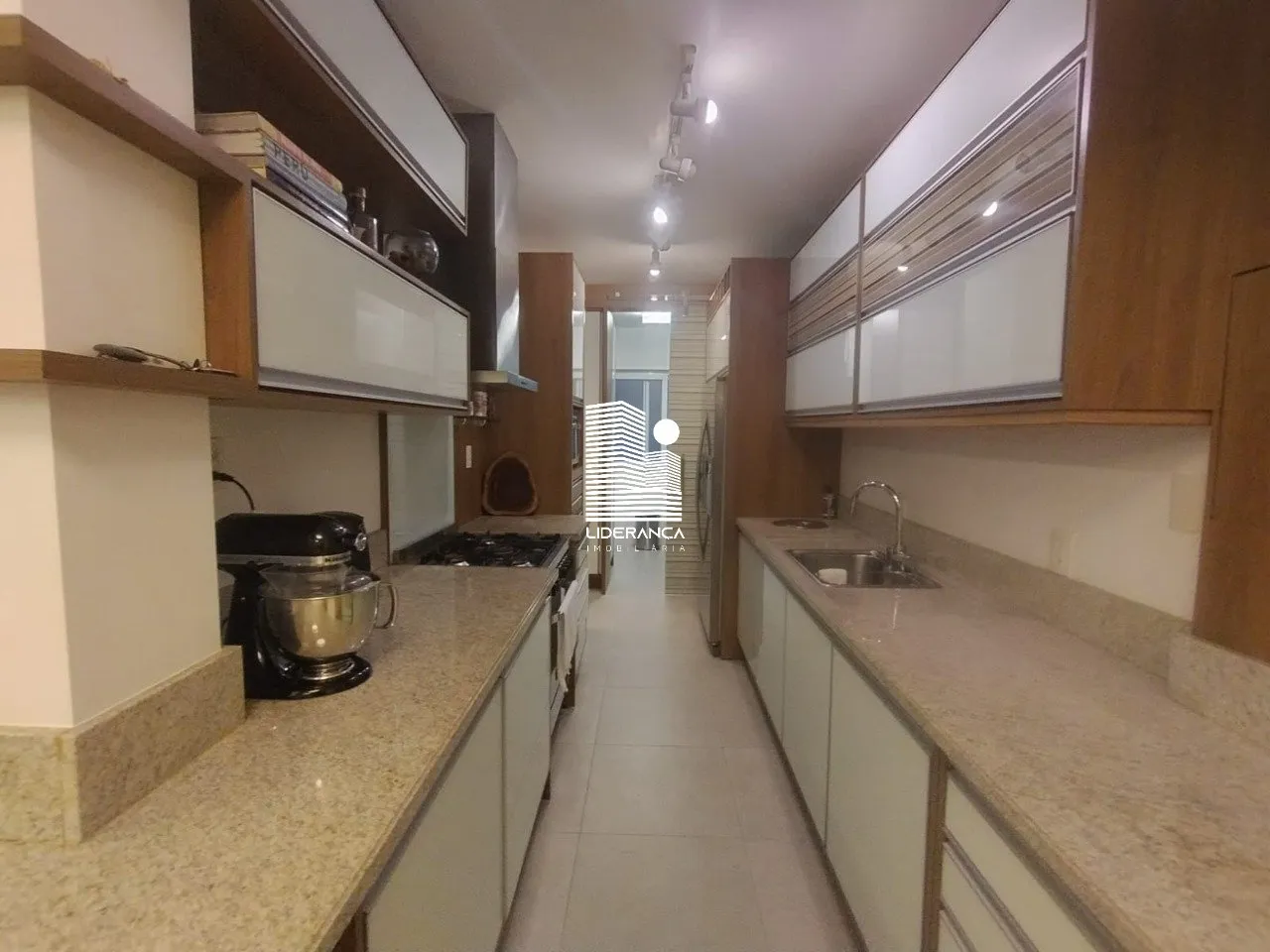 3-bedroom apartment with a walk-in closet in Florianópolis — photo 6