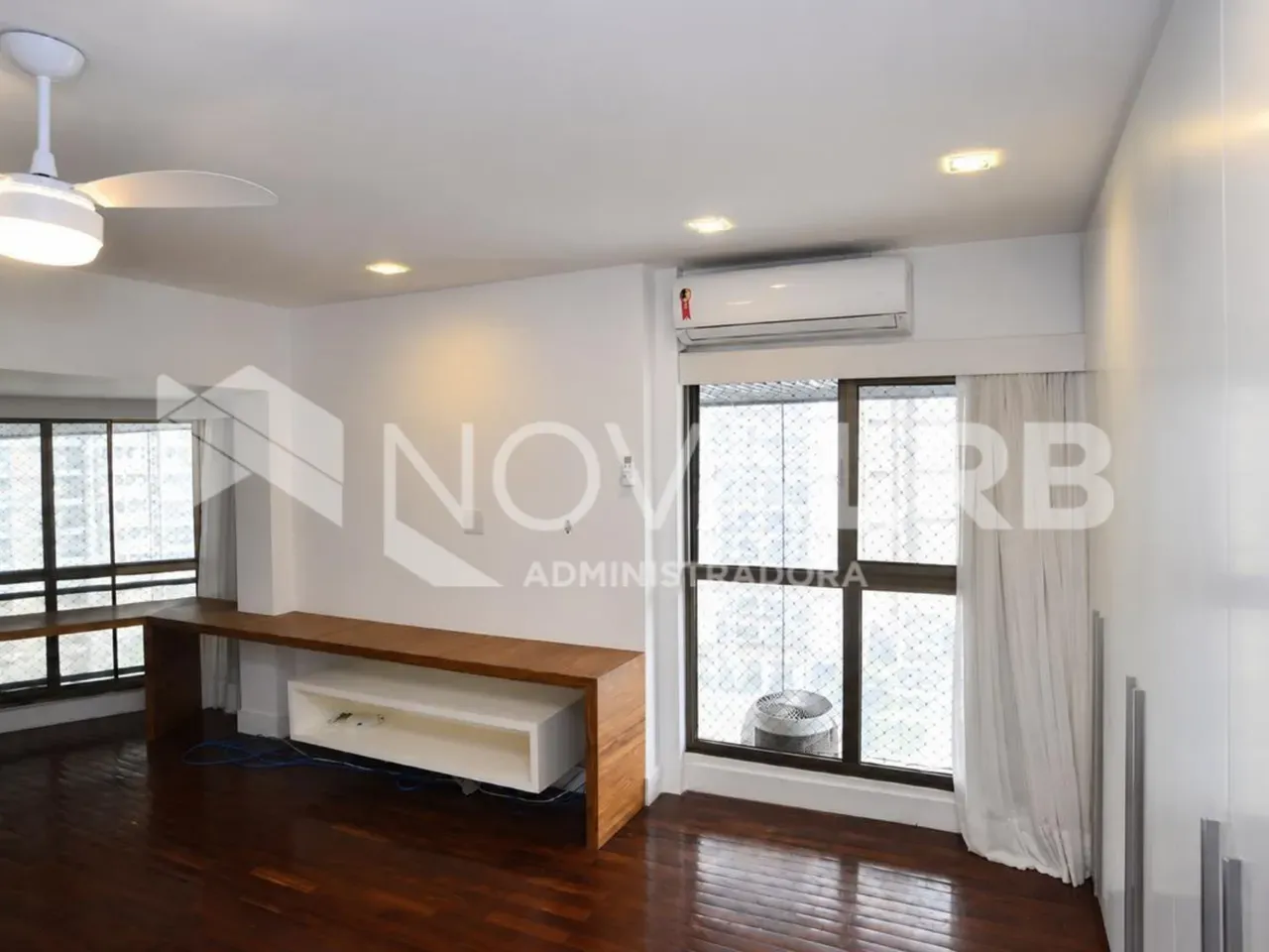 4-bedroom apartment with enclosed glass balcony — photo 29