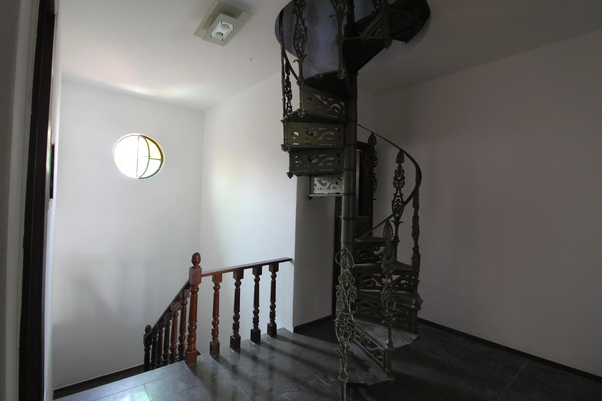 House, 450 m², with a grill on the balcony — photo 33