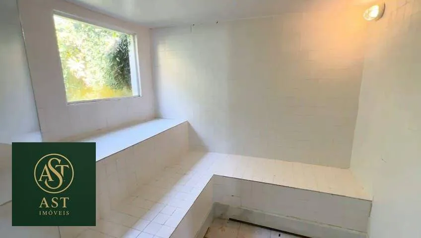 686 m² house with floor-to-ceiling windows and a bathtub — photo 23