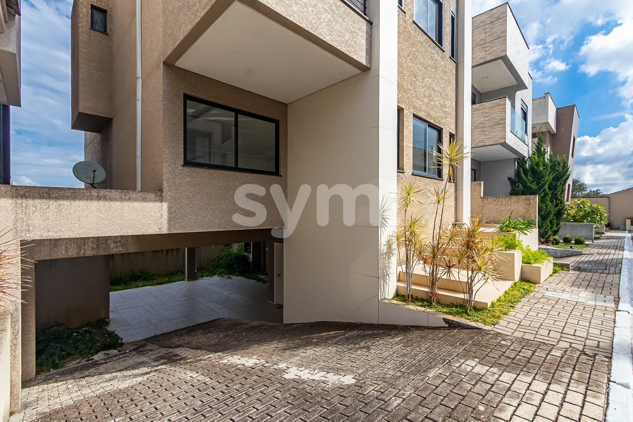 House in a gated community with 5 bedrooms and 3 suites — photo 3