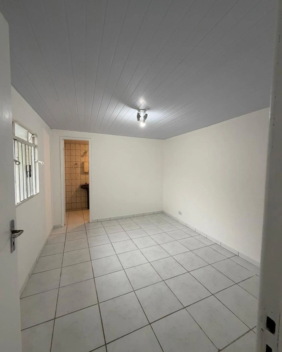 5-bedroom house with wood or laminate floors — photo 6