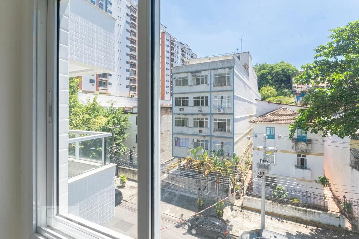 Balcony with a grill in a 2-bedroom apartment, 60 m² — photo 35